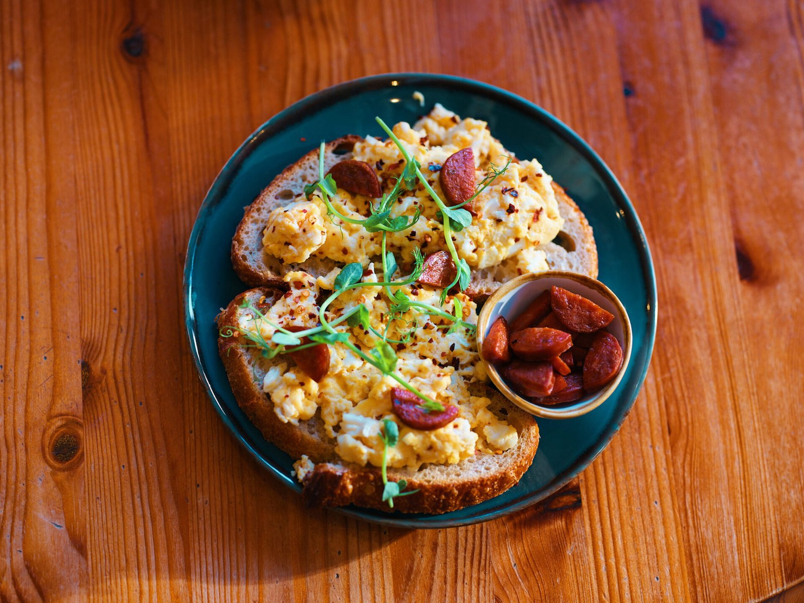 scrambled-eggs-bread