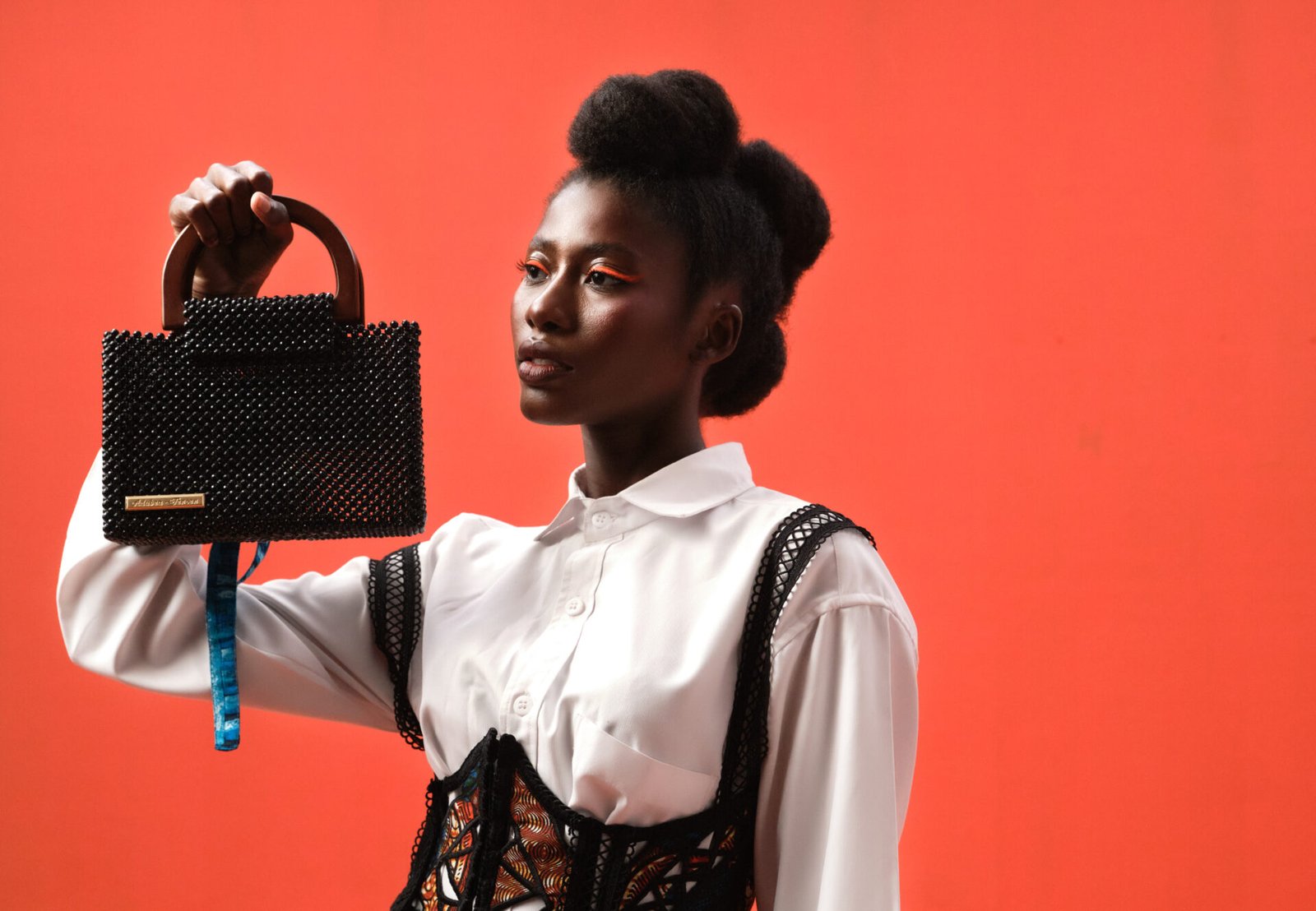 model-with-a-bag